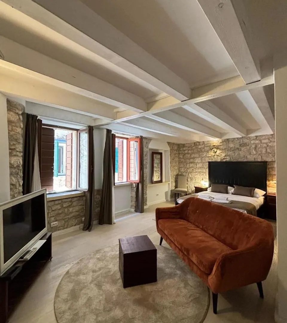 Studios Onethreefive Ρόβινι