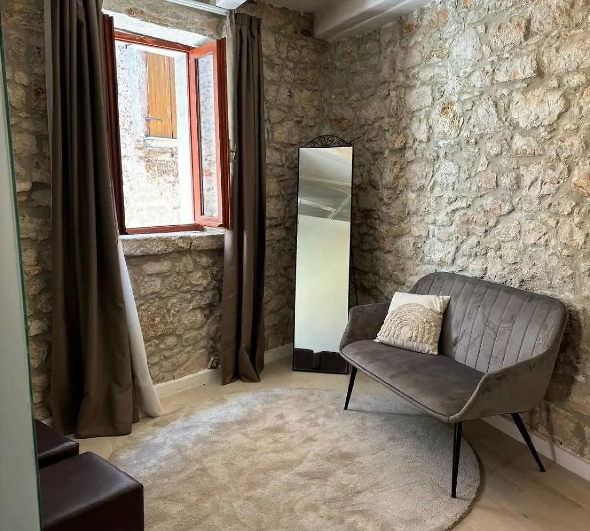 Studios Onethreefive Ρόβινι